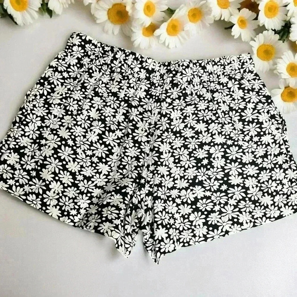 Loft Pleated Black and White Pull On Shorts in Daisy Women's Size Small. - Picture 4 of 7